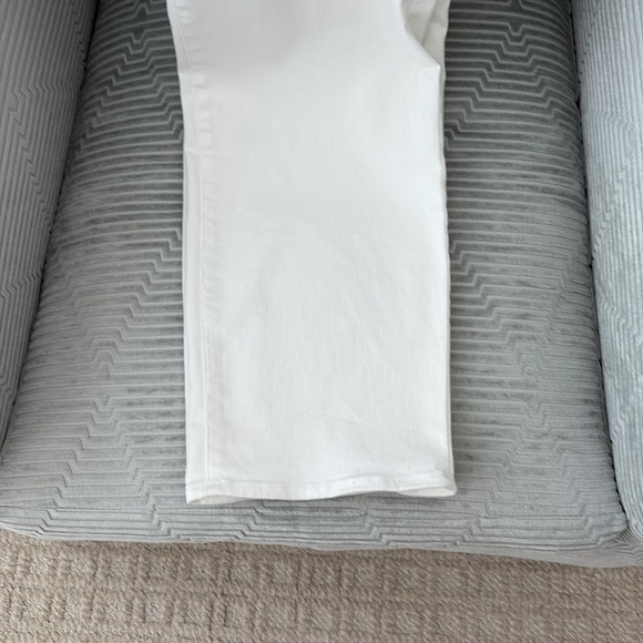 Talbots High Waist Straight Leg White 5 Pocket Jeans. Made w/2% Spandex. Size 16 - Picture 2 of 11